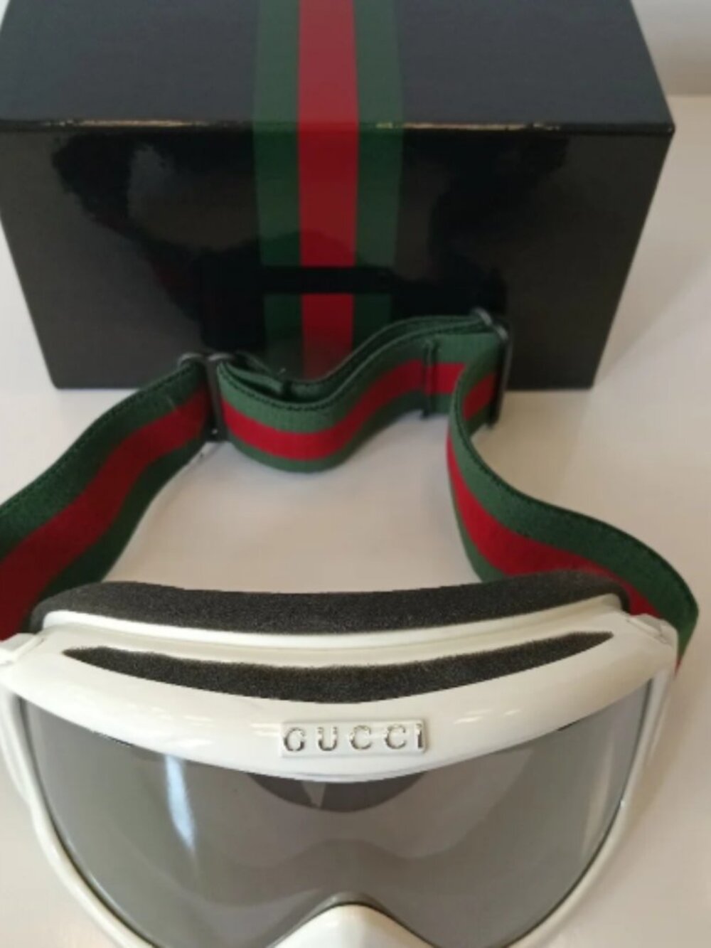 GUCCI White Frame Ski Goggles with Iconic Red-Green Web Strap